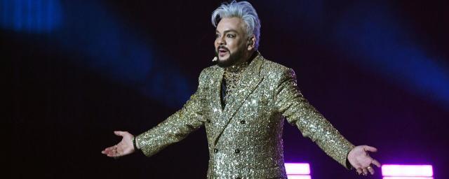 Киркоров ударил букетом роз сотрудника своей команды за то, что он не пускал фанатов к сцене - свежие новости на Toplenta