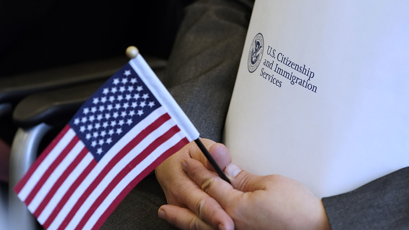 Как получить рабочую визу в США, если работодатель должен заплатить 100 000 долларов, и какие есть альтернативы - похожая новость на Toplenta