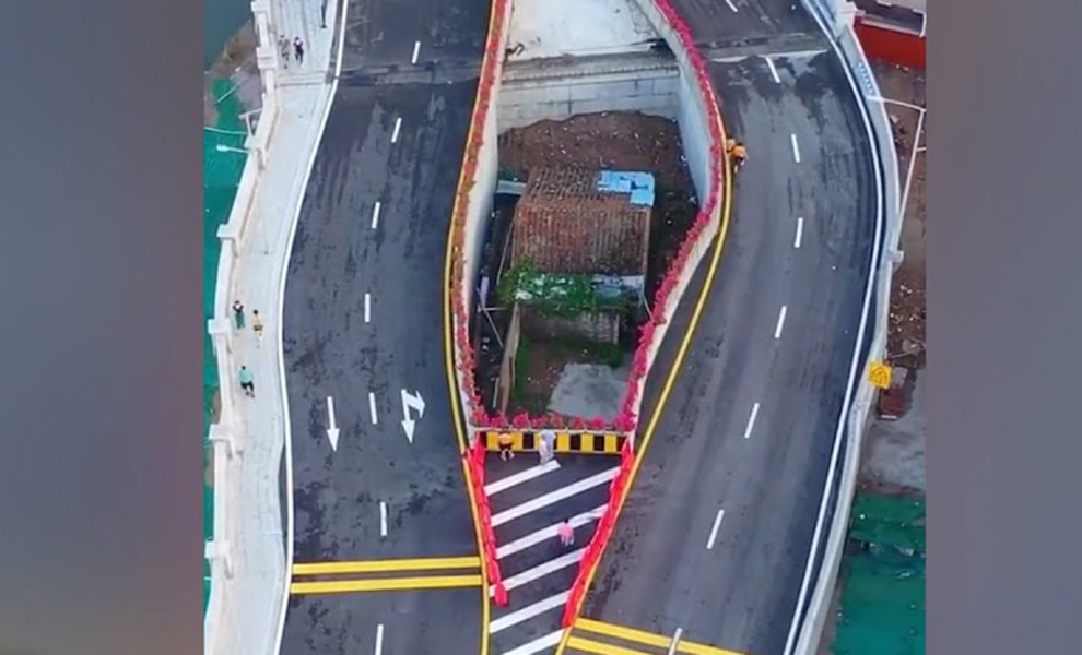 Женщина отказалась продавать дом из-за жадности: хотела заработать больше, а теперь живет посреди шоссе - свежие новости на Toplenta