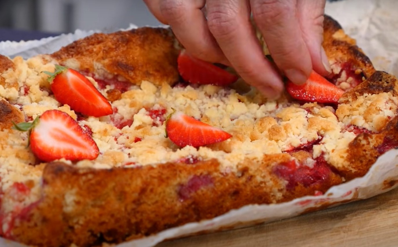 Пирог с клубникой «Минутка». Такой нежный, что тает во рту. Быстрый рецепт к чаю - похожая новость на Toplenta