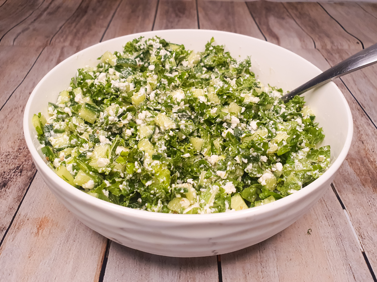 Салат кейл с фетой и огурцами. Необычный вариант для ежедневного ужина - свежие новости на Toplenta по теме Салаты
