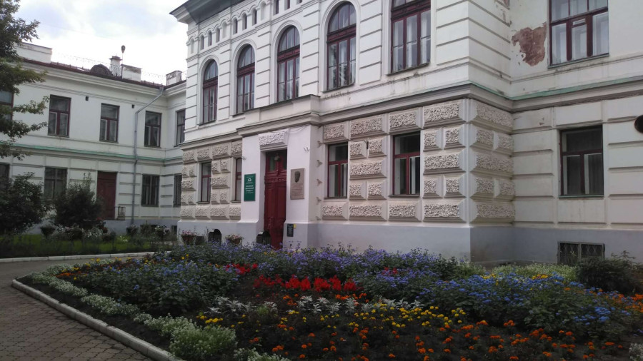 Цветочки на клумбах Красноярского Педагогического колледжа имени Максима Горького - свежие новости на Toplenta по теме Обит