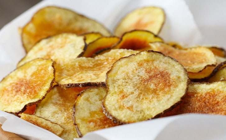 Чипсы в микроволновке за 5 минут: режем картошку и ставим внутрь на бумажном полотенце - свежие новости на Toplenta