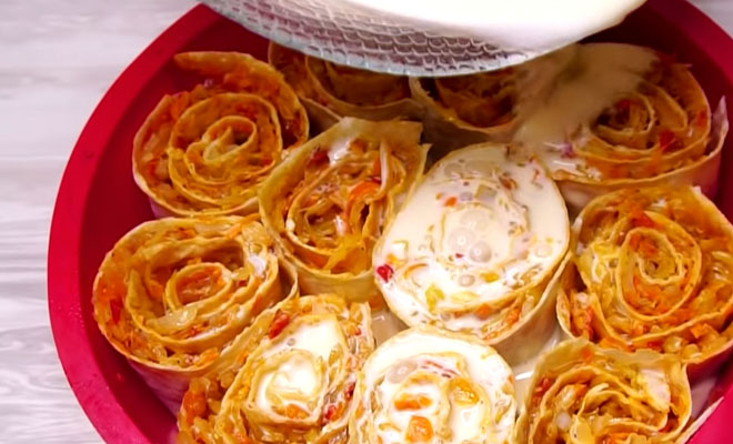 Заворачиваем капусту в лаваш, заливаем сметаной и пирог почти готов - свежие новости на Toplenta