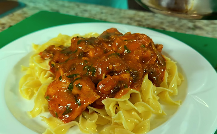 Венгерский гуляш из обычной курицы: до капли вымакивают даже подливку - свежие новости на Toplenta по теме rg