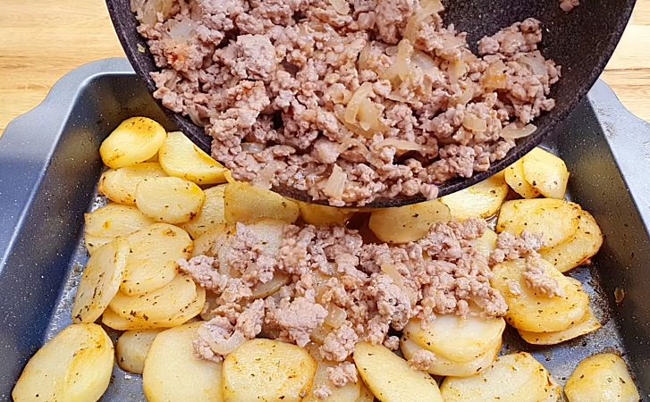 Ужин на несколько дней можно приготовить очень быстро. Сложили картофель с фаршем слоями и просто ждем - свежие новости на Toplenta по теме rg