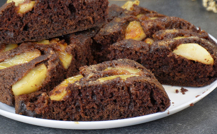 Выливаем весь пирог прямо на сковороду и прикрываем крышкой: 15 минут и он уже на столе - свежие новости на Toplenta по теме Яблоко