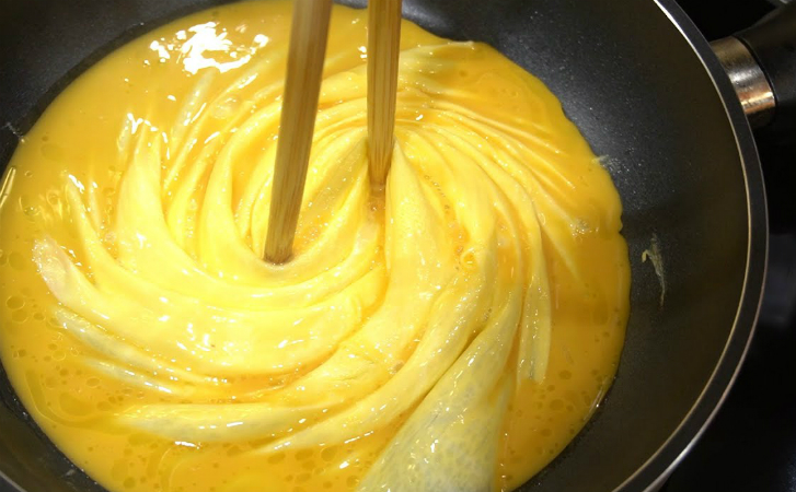 Выливаем омлет на сковороду и сразу начинаем закручивать. Завтрак стал деликатесом - похожая новость на Toplenta