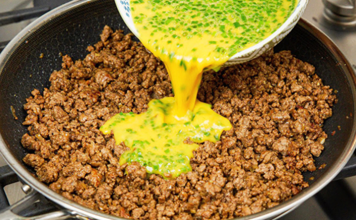 Универсальное мясное блюдо на завтрак обед и ужин. Берем фарш и заливаем яйцом - свежие новости на Toplenta по теме rg