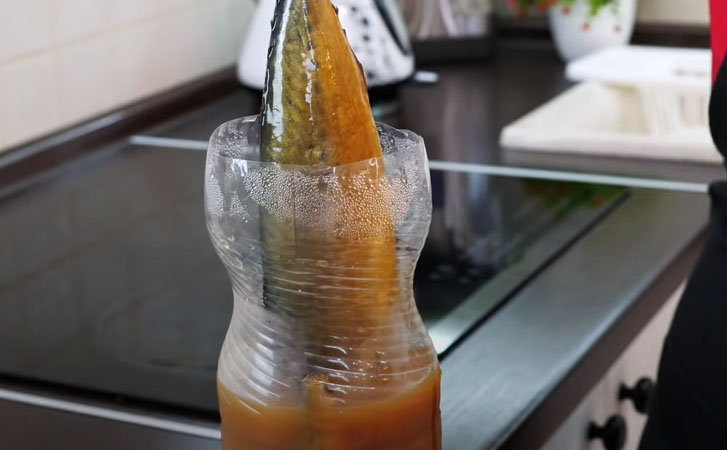 Копченая скумбрия из бутылки. Смешиваем чай с луковой шелухой и получается как с костра - свежие новости на Toplenta по теме да