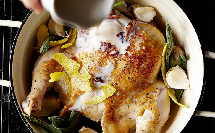 Выпекаем курицу в кастрюле молока. Мясо размягчается так, что его можно не жевать - свежие новости на Toplenta по теме да