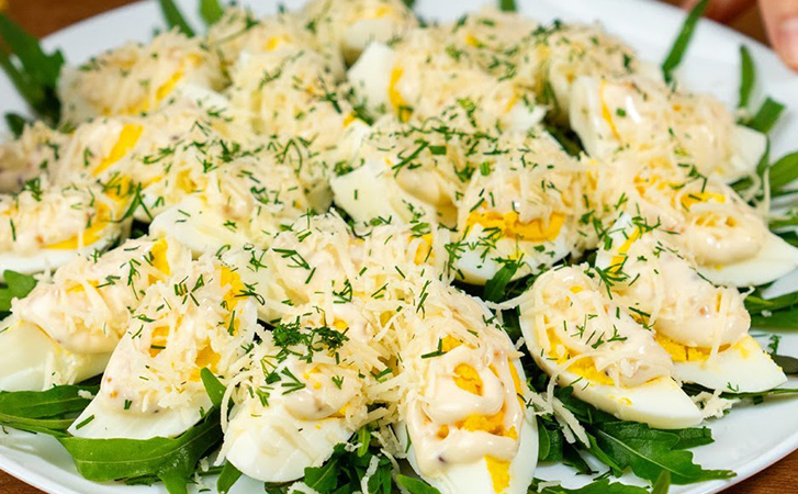 Угощение гостям, когда в холодильнике нашлись только яйца. Ставим на стол закуску, где их не узнают - свежие новости на Toplenta по теме rg