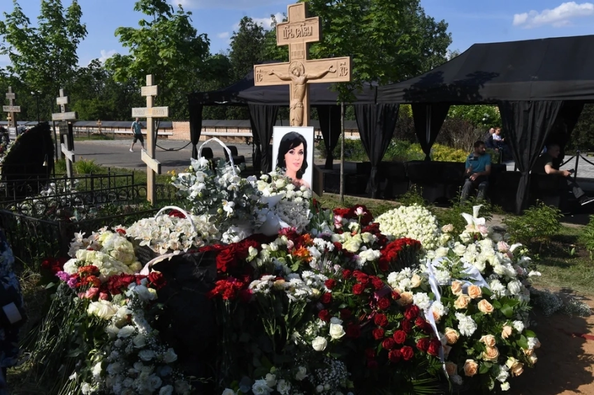 Петр Чернышев встал на колено перед могилой Анастасии Заворотнюк: дочь Мила прижалась к отцу у креста - свежие новости на Toplenta по теме Малый бизнес