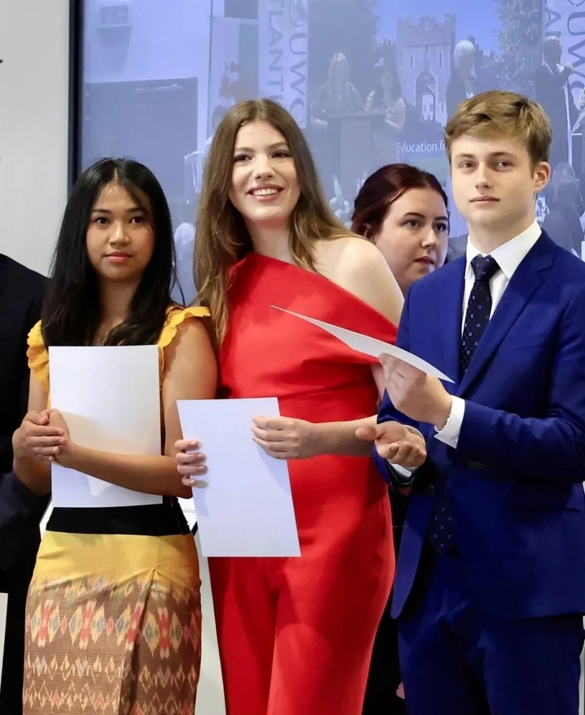 Король Испании Филипп VI и королева Летиция поздравили инфанту Софию с окончанием колледжа - свежие новости на Toplenta по теме Малый бизнес