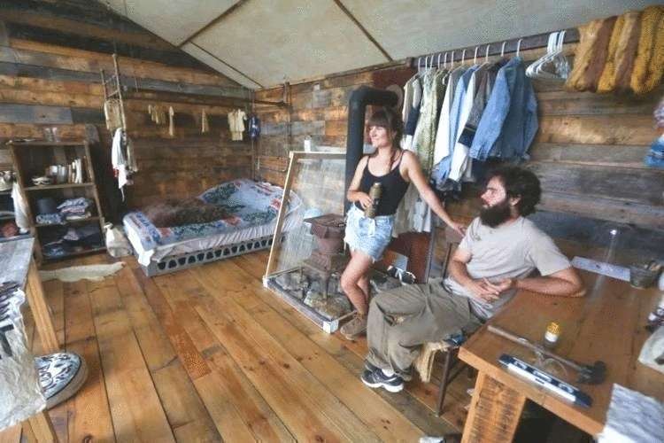 Очень креативная пара построила дом из оконных рам в лесной глуши - свежие новости на Toplenta по теме истории из жизни