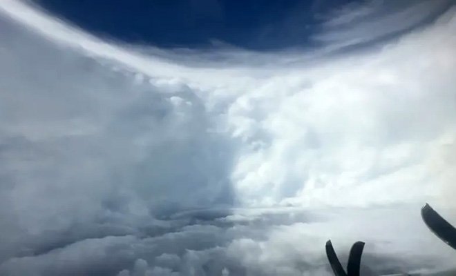 Вид на ураган 5 категории изнутри. Видео из самолета на око «Мелиссы» - свежие новости на Toplenta