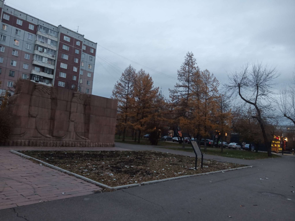 Пасмурным осенним утром близ Предмостной площади в Красноярске - свежие новости на Toplenta