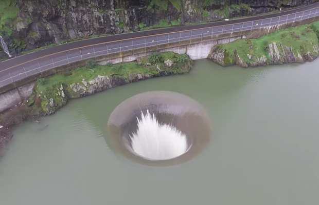 Камера заглянула внутрь самой преисподнии. Зрелище, от которого сердце уходит в пятки! - свежие новости на Toplenta