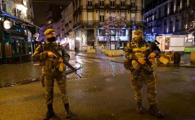 В Брюссель вводят войска: Автоматы Калашникова стреляют в столице Бельгии и днём, и ночью - свежие новости на Toplenta по теме угол