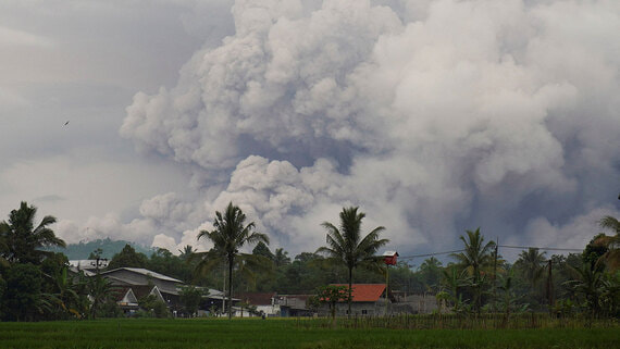 В Индонезии эвакуировали 170 альпинистов с извергающегося вулкана Семеру - ИИ на Toplenta