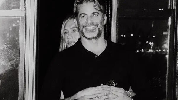 Счастлива, наконец: бойфренд Дженнифер Энистон публично признался ей в любви - похожая новость на Toplenta