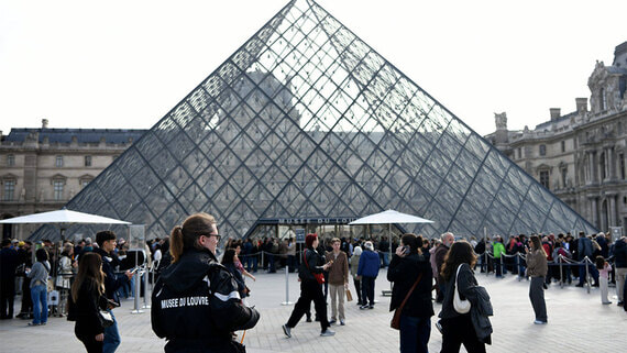Французская полиция задержала подозреваемых в ограблении Лувра - свежие новости на Toplenta по теме Галерея