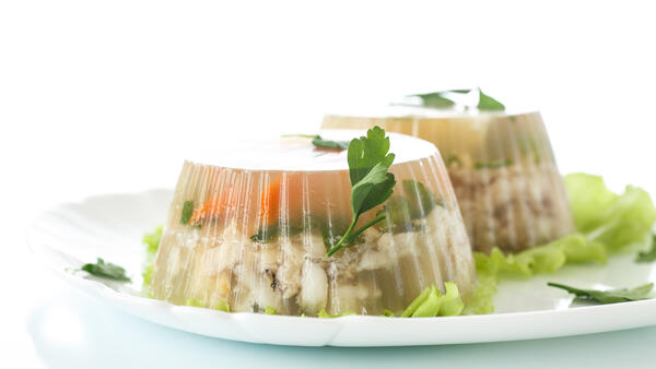 Как приготовить идеальное заливное на Новый год — не будет гадостью, как в «Иронии судьбы» - похожая новость на Toplenta