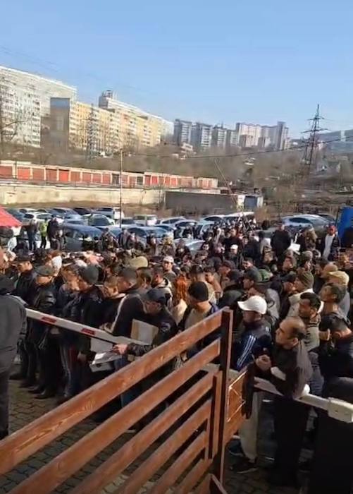 Обстановка возле миграционного центра во Владивостоке - свежие новости на Toplenta по теме Туризм в россии