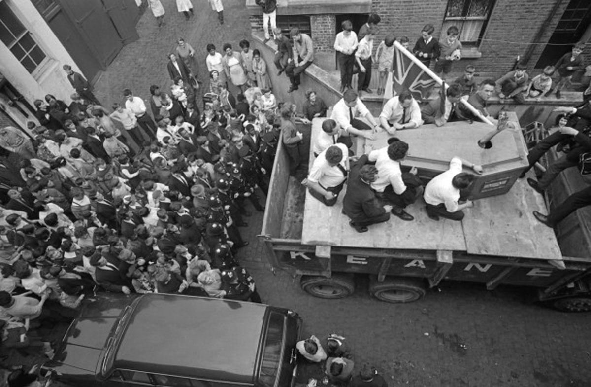 Добровольно заживо похороненный Майк Мини - похожая новость на Toplenta