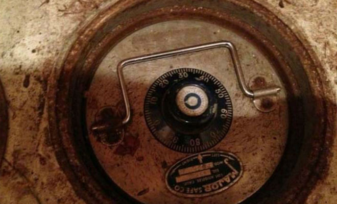 Коврик на полу старого дома лежал не просто так: долгие годы под ним прятали сейф - свежие новости на Toplenta