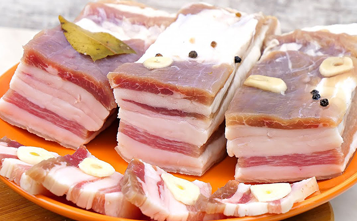 Нашли идеальные пропорции рассола для засолки сала. Маринад моментальный и останется только подождать - свежие новости на Toplenta по теме интересные идеи