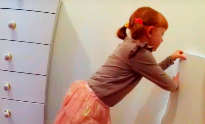 Девочка случайно нашла в старом доме потайную комнату - свежие новости на Toplenta