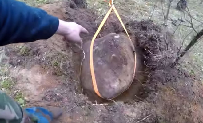 Нашел тайник под камнем: удача черного копателя - похожая новость на Toplenta