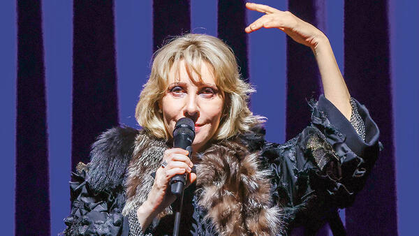 Рутберг отметила юбилей канканом - похожая новость на Toplenta