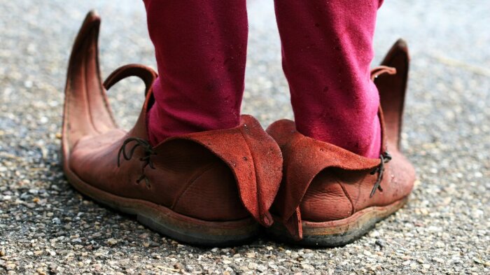 Зачем в старину мужчины носили обувь с длинными носами - свежие новости на Toplenta по теме социальная сеть