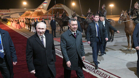 Путин и Жапаров почтили память героев у мемориала в Бишкеке - похожая новость на Toplenta