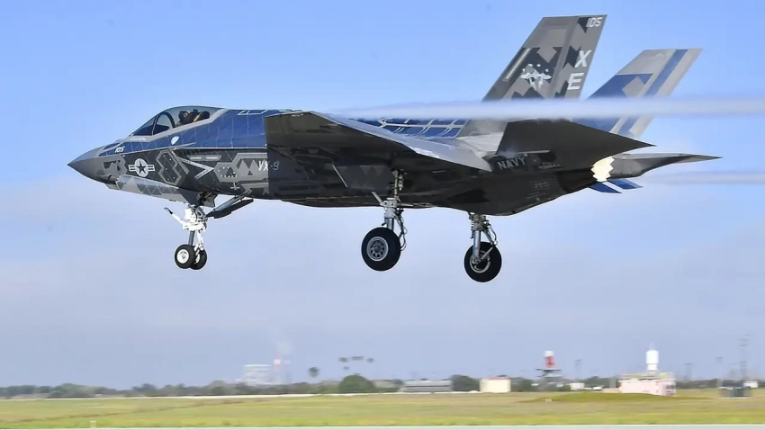 ВМС США показали истребители F-35C с зеркальным покрытием - свежие новости на Toplenta