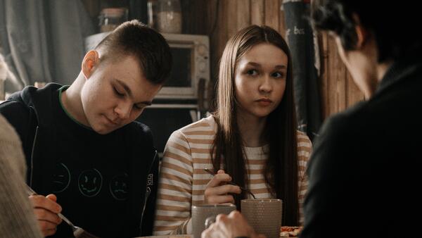 Состоялась премьера трейлера долгожданного продолжения сериала «Пингвины моей мамы» с Макаром Хлебниковым - свежие новости на Toplenta по теме Александра