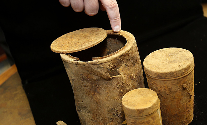 Супруги нашли на прогулке подозрительно тяжелую ржавую банку и принесли домой, чтобы открыть и заглянуть внутрь - похожая новость на Toplenta