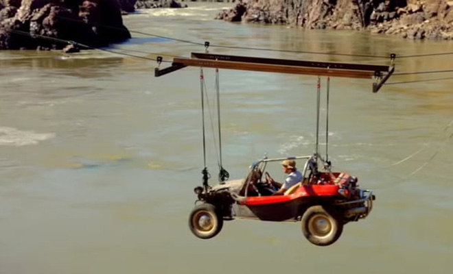 Как перемещают машины через пропасть в Непале, если нет моста. Видео - Кино на Toplenta