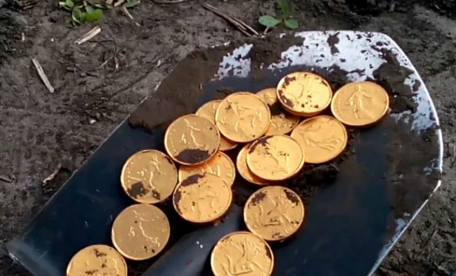 У черного копателя затряслись руки: из земли показался желтый металл - свежие новости на Toplenta по теме Черный