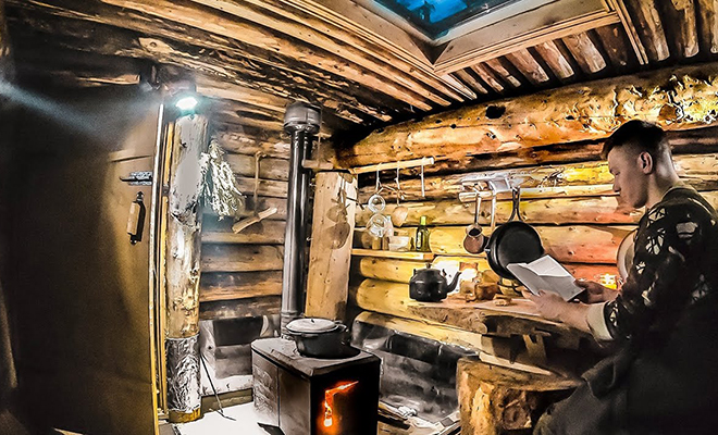 Мужчина ушел один жить в дом под землей: внутри +42, когда на улице -25. Видео - свежие новости на Toplenta по теме общество