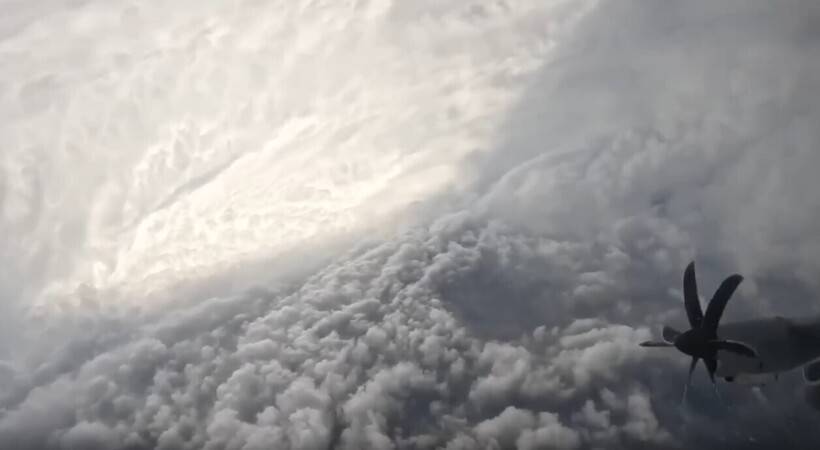 Экстремальная съёмка: охотники за штормами зафиксировали стену «глаза» урагана - похожая новость на Toplenta