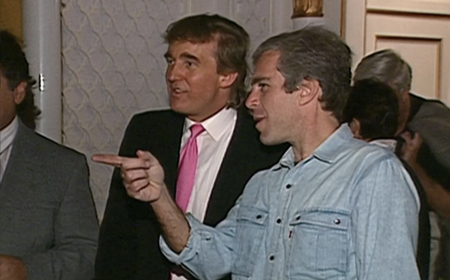 «Можешь его спасти, чтобы он оставался в долгу»: что стало известно из писем Эпштейна - свежие новости на Toplenta