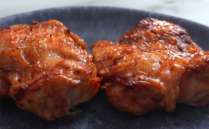 Самые сочные куриные бедрышки с хрустящей корочкой: ароматное мясо распадается прямо под вилкой - свежие новости на Toplenta по теме rg