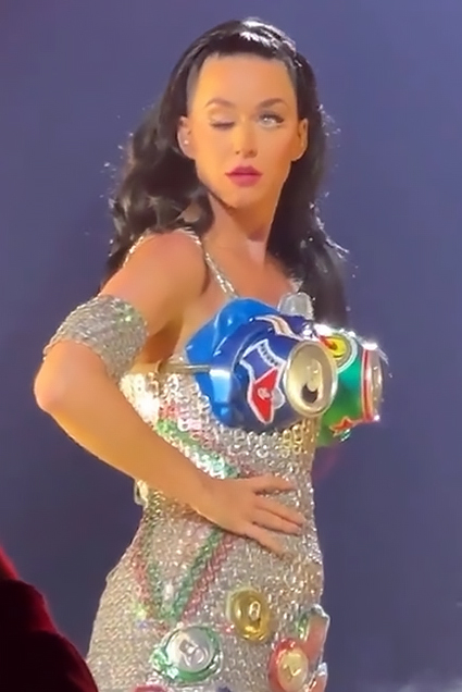 У Кэти Пэрри на концерте перестал открываться глаз. В тиктоке гадают, что это было - свежие новости на Toplenta по теме новости дизайна