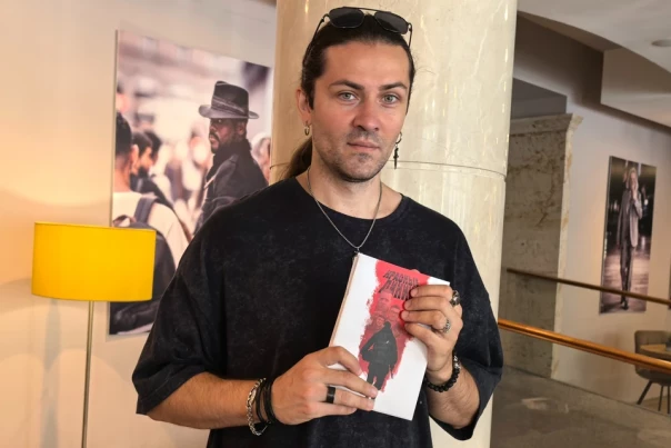 Художник рисует комиксы об СВО: Эскизы он создает на передовой под обстрелами, а первые читатели - школьники - свежие новости на Toplenta по теме Россия24