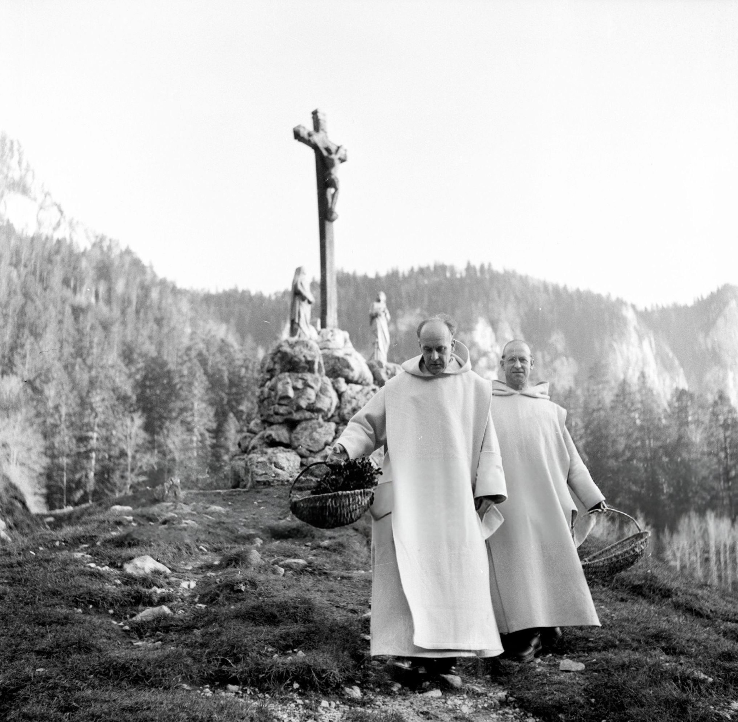 1953. «Монахи Готовят Напиток На Рождество». Фотограф Берт Харди - свежие новости на Toplenta по теме История ссср