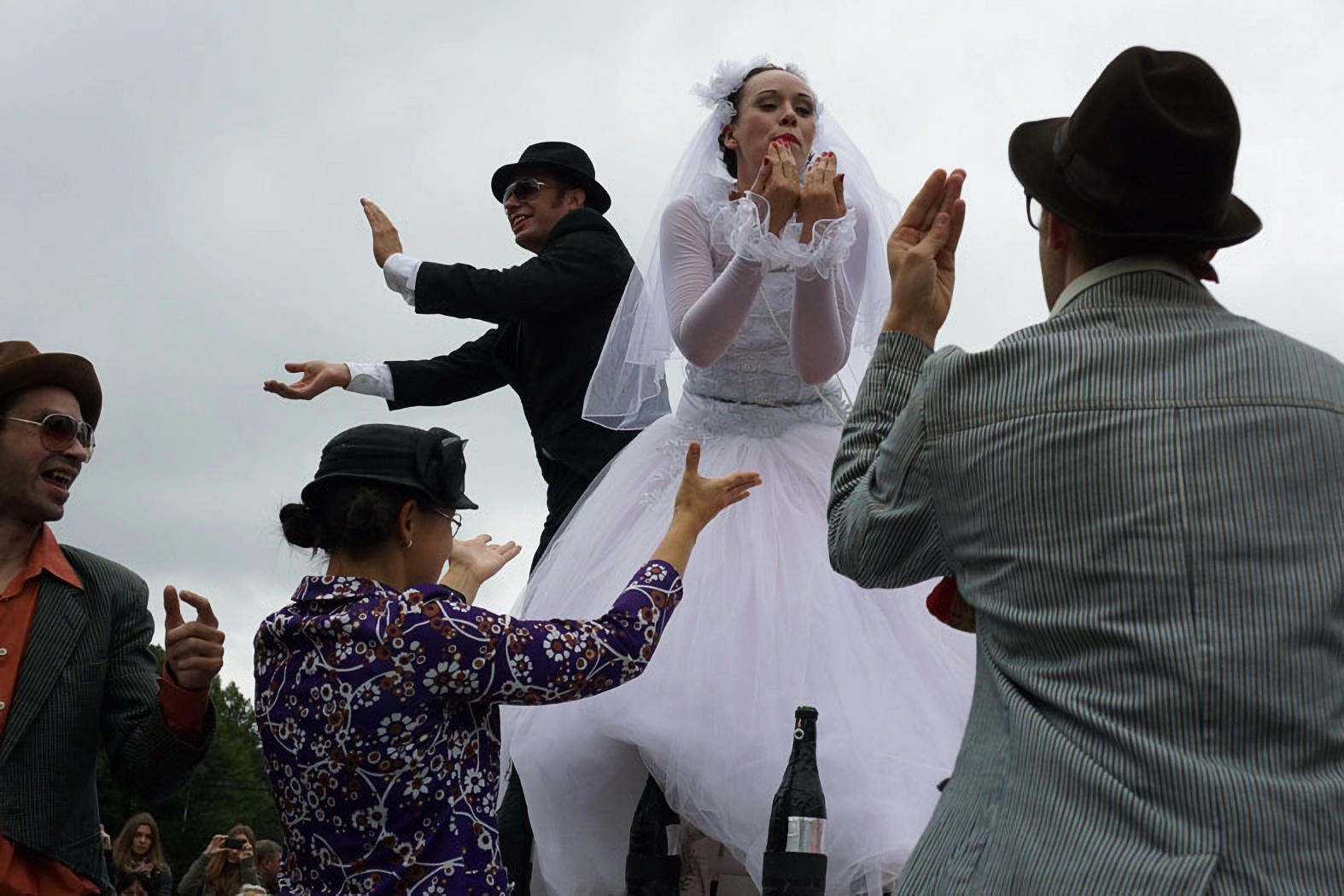 10-е годы XXI века на снимках Игоря Стомахина. 2013. «Спектакль «Свадьба» Liquid Theatre - свежие новости на Toplenta по теме СТО