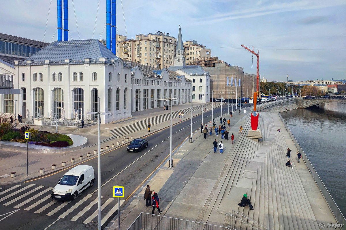 Около ГЭС-2 установили гигантскую садовую лопатку, тоже известная скульптура между прочим - свежие новости на Toplenta